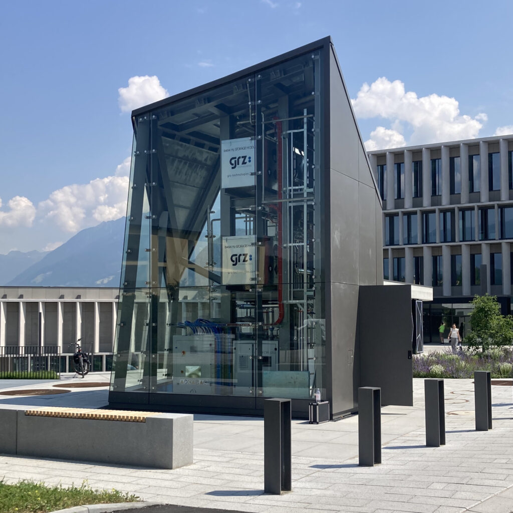 Solo se puede instalar un almacenamiento seguro de hidrógeno dentro de un edificio, como se demostró en este proyecto en Bruneck, Italia.