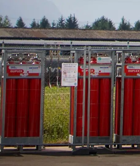 Hydrogène livré dans des cadres de bouteilles.