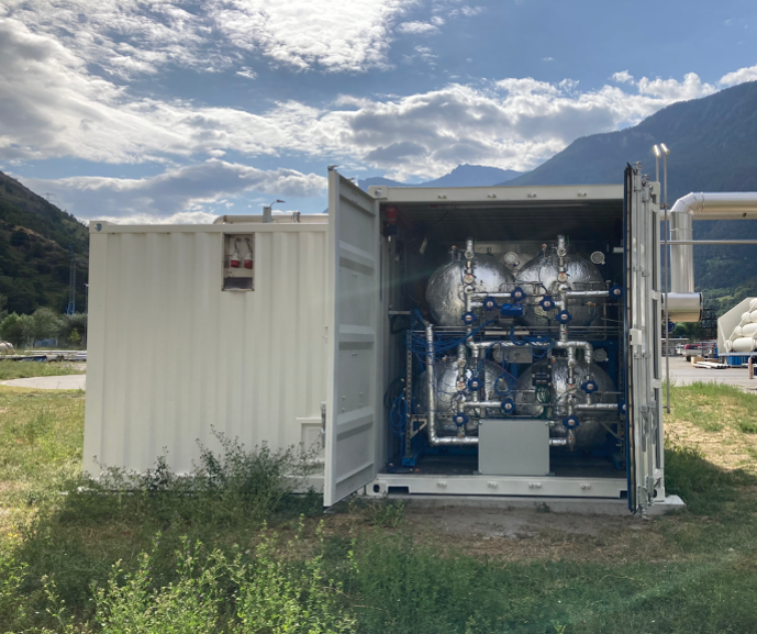Sistema de compresión térmica de hidrógeno HyCo de GRZ Technologies en funcionamiento en una planta química en Suiza.