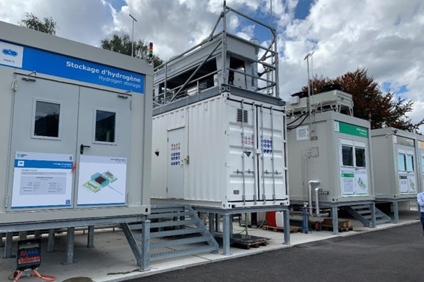 O reator UPSOM da GRZ e o armazenamento DASH juntamente com um eletrolisador no projeto Greengas em Aigle produzindo gás natural renovável